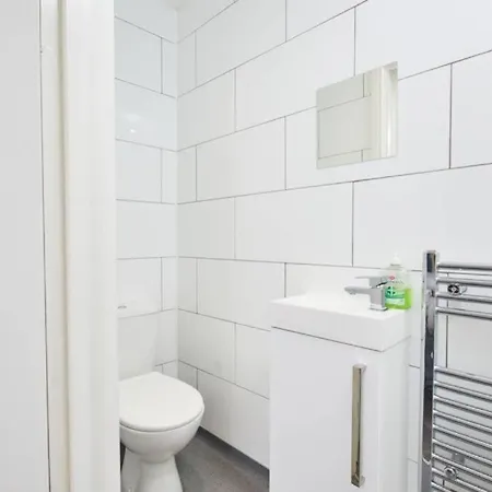 Large Apartment-sleeps 9 -parking -wifi