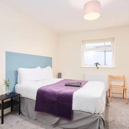 شقة Large Apartment-sleeps 9 -parking -wifi بريستول
