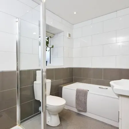 公寓 Large Apartment-sleeps 9 -parking -wifi 布里斯托