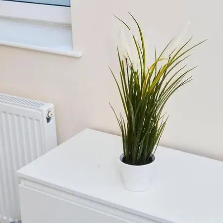 Large Apartment-sleeps 9 -parking -wifi شقة *