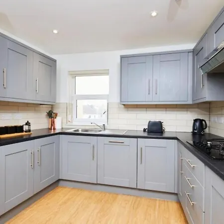 Large Apartment-sleeps 9 -parking -wifi 布里斯托