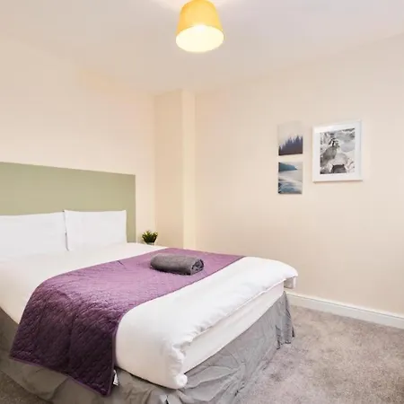 Large Apartment-sleeps 9 -parking -wifi 公寓 布里斯托