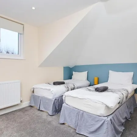 Large Apartment-sleeps 9 -parking -wifi *